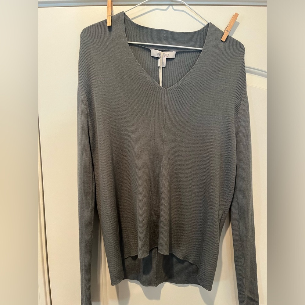 Max Mara Leisure v-neck ribbed sweater in grey. Size L NWT